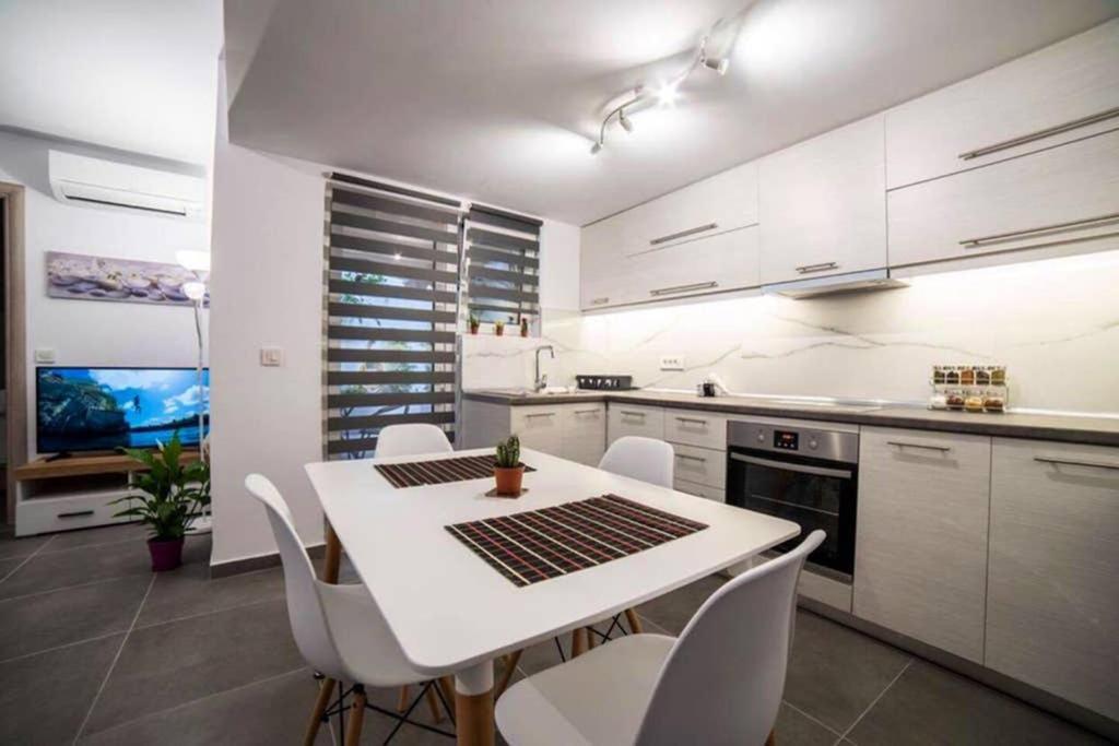 Brand New Aprt With Backyard In Lycabettus Hill ! Lejlighed Athen Eksteriør billede